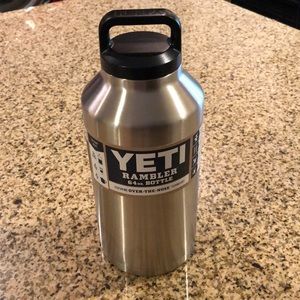 NWT Yeti 64oz Rambler water bottle